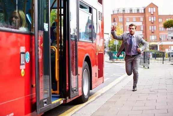 條形智能電子公交站牌：實(shí)現(xiàn)出行信息科學(xué)化、數(shù)據(jù)化、可視化